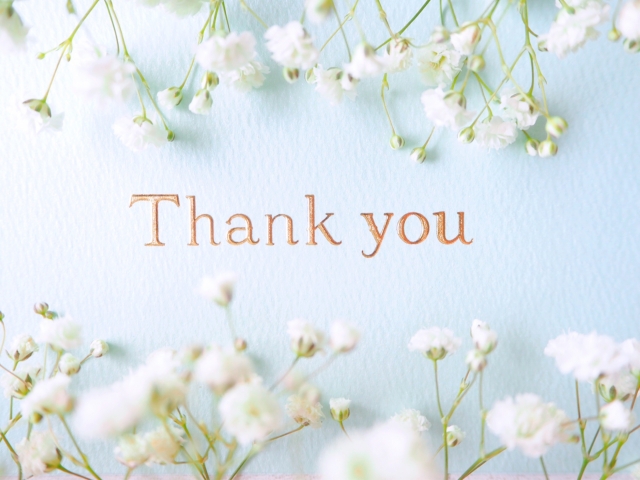お下がりのお礼のイメージ。Thank　Youの周りにカスミソウの花